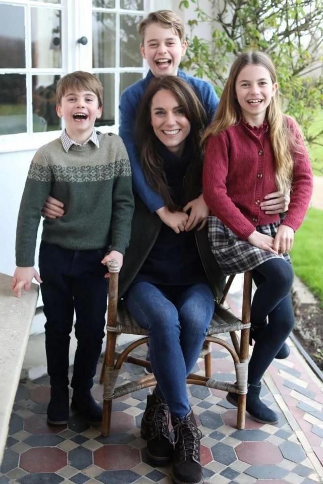 Foto divulgada pelo Palácio de Kensington, acusada de ter sido adulterada digitalmente, mostra Kate ao lado dos três filhos