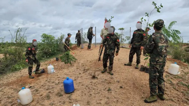 ဒေါ်အောင်ဆန်းစုကြည်မွေးနေ့ အထိမ်းအမှတ် သစ်ပင်စိုက်ကြတဲ့ တော်လှန်ရေးအဖွဲ့ဝင်တွေ