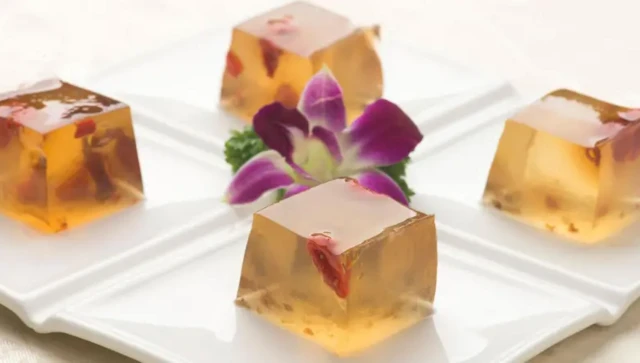 Dessert à base de fleurs et d'agar-agar.