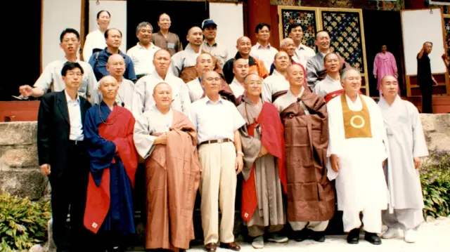 උතුරු සහ දකුණු කොරියානු භික්ෂූන් වහන්සේලා ඒකාබද්ධ බෞද්ධ ආගමික කටයුතුවලින් අනතුරුව සමරු ඡායාරූපයකට පෙනී සිටින අයුරු