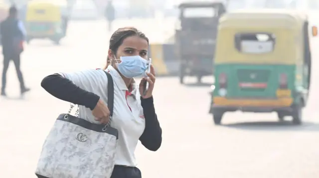 فتاة تمشي في أحد شوارع دلهي