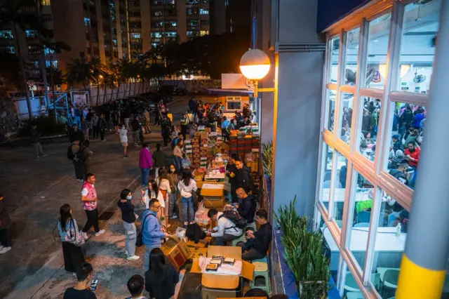 宏福苑外有不少大埔居民自发组织物资,派发水、食物、棉被等给予被疏散及受到影响的市民。