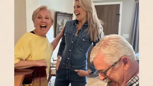 لارا لیونگسٹن کے ساتھ لوما لنڈا برادری سے تعلق رکھنے والے افراد