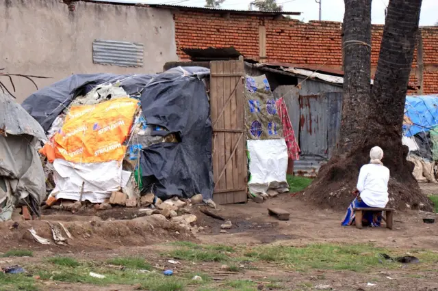 Jacqueline Barakamfitiye avuga ko iyo imvura iguye batoroherwa kubera utuzu twabo tw’amahema tuva