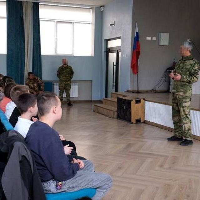 Російські військові на уроці у школі окупованого РФ Маріуполя