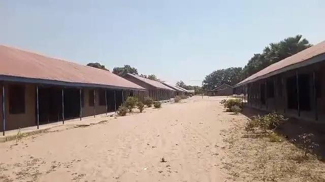 Okporoụzọ dị n'ime ụlọakwụkwọ St. Marys tọgbọ chakoo ebe ụlọ ebe a na-amụ ihe abụọ gbara ya okiri okiri.