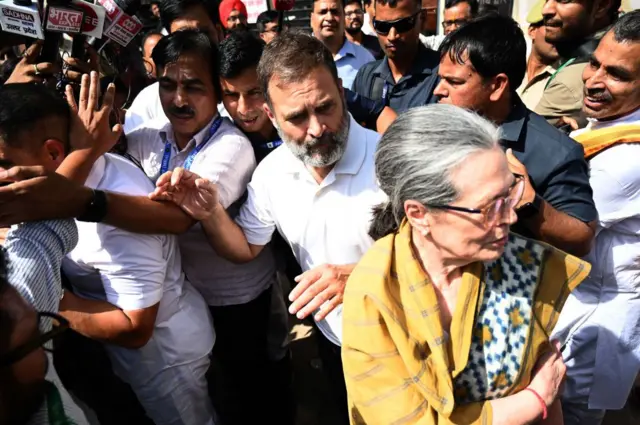 মা সোনিয়া গান্ধীর সঙ্গে রায়বেরিলি কেন্দ্রে মনোনয়ন জমা দিতে যাচ্ছেন রাহুল গান্ধী। শনিবার, ৪ এপ্রিল