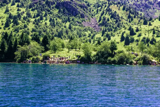 Сары-Челекке эс алуучулар да барып, бири көлгө түшсө, бири кайык менен көлдүн үстү менен жүрүшөт. 