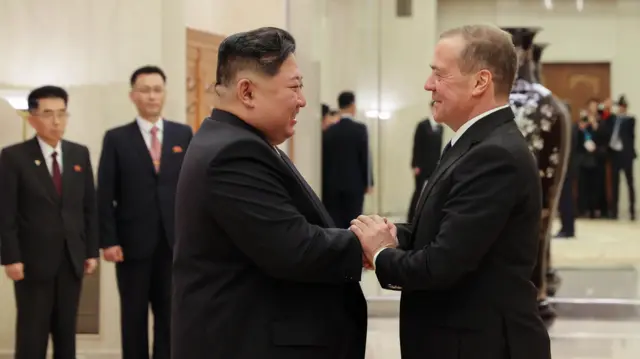 Лидер КНДР Ким Чен Ын приветствует Дмитрия Медведева перед началом официальной встречи в Пхеньяне 