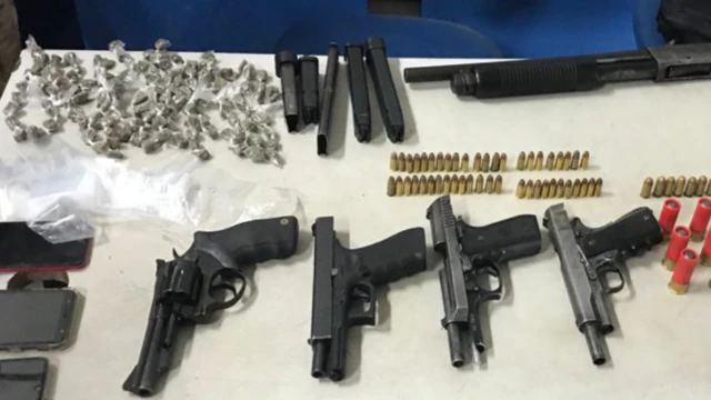 Armas e drogas apreendidas em Porto de Galinhas 