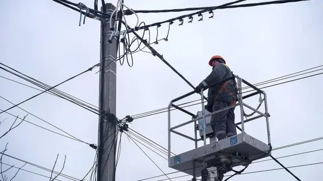 Енергетик ДТЕК працює на автовежі для ремонту електромереж у Деснянському районі Києва