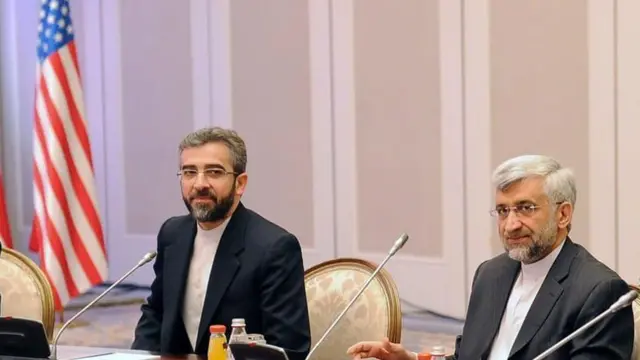 سعید جلیلی دبیر شورای عالی امنیت ملی و مذاکره کننده ارشد اتمی ایران در دوره محمود احمدی‌نژاد و علی باقری معاون او در زمان مذاکره با شش قدرت جهانی