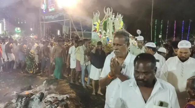 தமிழ்நாடு: மொஹரம் தினத்தில் அல்லாவுக்கு தீ மிதித்த இந்துக்கள், பிரசாதம் வழங்கிய முஸ்லிம்கள்