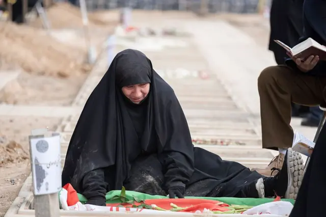 कबरीवर शोक व्यक्त करायला आलेली एक महिला