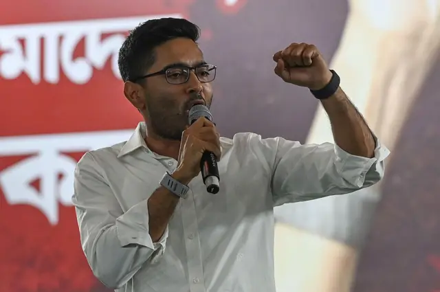 নির্বাচনী জনসভায় ভাষণ দিচ্ছেন অভিষেক ব্যানার্জী