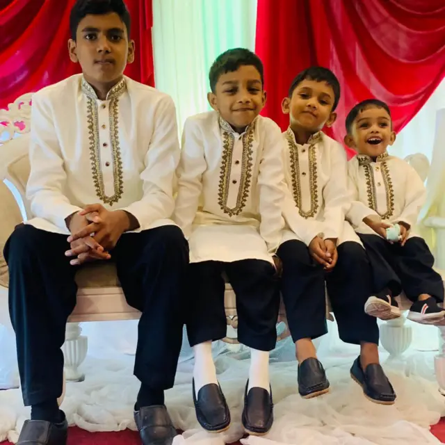 හම්දී ෆස්ලිම් තම සොහොයුරන් සමඟ ( වමේ සිට සිව් වැනියට සිටින්නේ හම්දී ය)