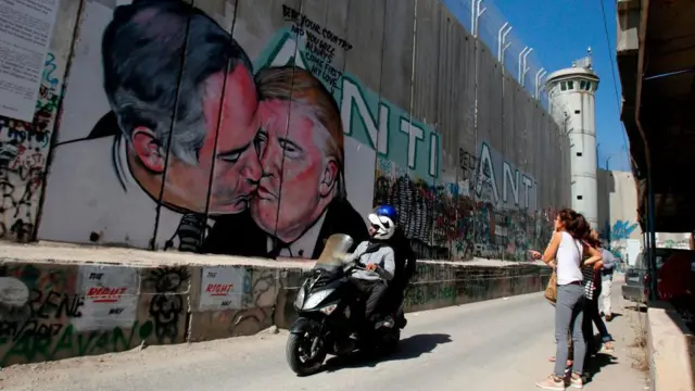 Нетаньяху менен Трамптын сүрөтү