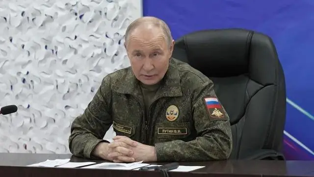 Володимир Путін на нараді у військовій формі