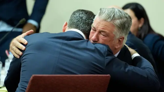 自分への審理打ち切りが決まり、弁護士と抱き合い涙するアレック・ボールドウィン氏（12日、米ニューメキシコ州サンタフェ）