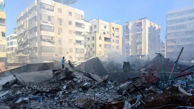 Um homem observa os destroçoscbet quizletedifícios destruídos no ataque israelense que resultou na morte do líder do Hezbollah, Hassan Nasrallah, nos subúrbios ao sulcbet quizletBeirute.