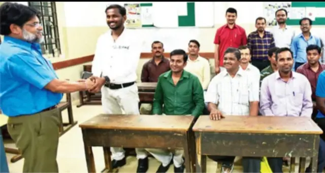 दहावी पास झाल्यानंतर सर्वजण एका वर्गात बसले होते तेव्हाचा फोटो