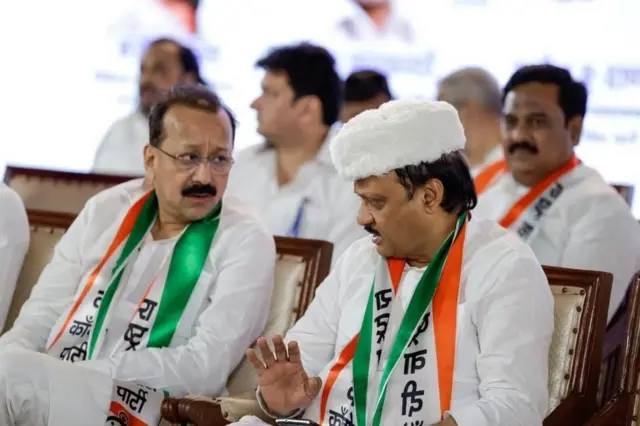 அஜித் பவாருடன் பாபா சித்திக்