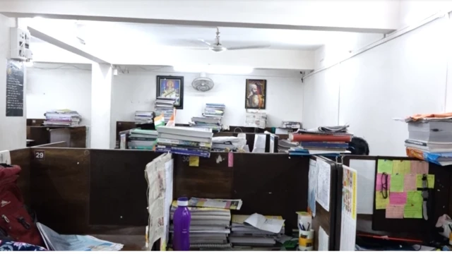 सरकारी नोकरीसाठी अभ्यास करणारे अनेक विद्यार्थी अभ्यासिका लावतात.