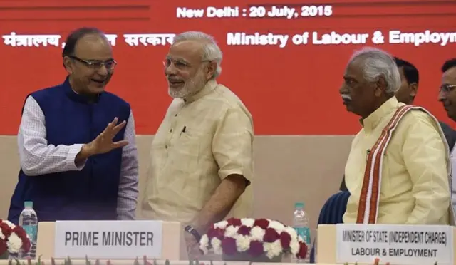 2015 मध्ये झालेल्या लेबर कॉन्फरन्सच्या 46 व्या सत्राच्या उद्घाटन प्रसंगी पंतप्रधान मोदी, तत्कालीन अर्थमंत्री अरुण जेटली आणि तत्कालीन कामगार मंत्री बंडारू दत्तात्रेय
