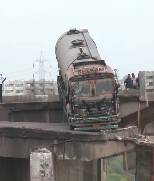 ગંભીરા બ્રિજ, આણંદ, વડોદરા, દક્ષિણ ગુજરાત, મધ્ય ગુજરાત, પુલ, બ્રિજ, તૂટી ગયો, મોત, રસ્તા,ખાડા, ગાબડા, ભુવા, ગુજરાત સરકાર, ભુપેન્દ્ર પટેલ, નરેન્દ્ર મોદી, અમિત શાહ