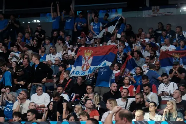navijači srbije, srpski navijači, srpski navijači na tribinama dvorane u Letoniji
