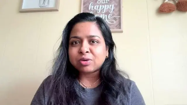কানাডায় নিবন্ধিত বাংলাদেশি নার্স মোনসেফা আক্তার ক্যামেরার দিকে তাকিয়ে কথা বলছেন