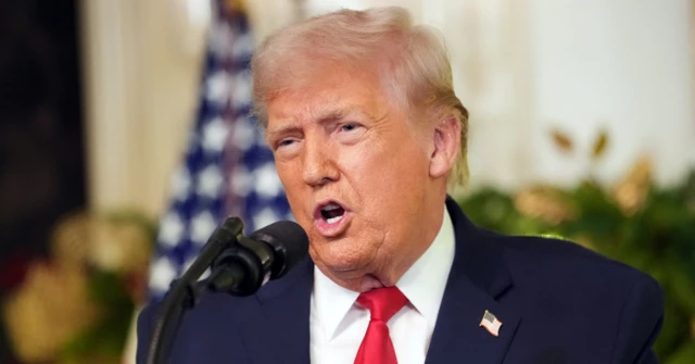 Donald Trump habla a un micrófono, con la bandera de Estados Unidos al fondo.