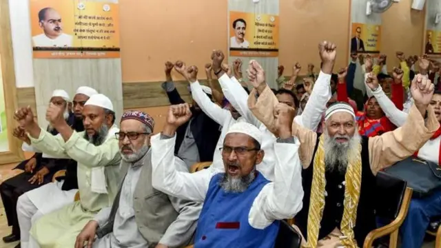 દિલ્હીમાં ભાજપ કાર્યાલયમાં મુસ્લિમોનું એક જૂથ પાર્ટીમાં થઈ રહ્યાં હતા તે વખતની તસવીર. આ તસવીર 2 માર્ચ, 2024ની છે