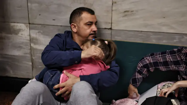 Люди в київському метро перечікують ракетний обстріл