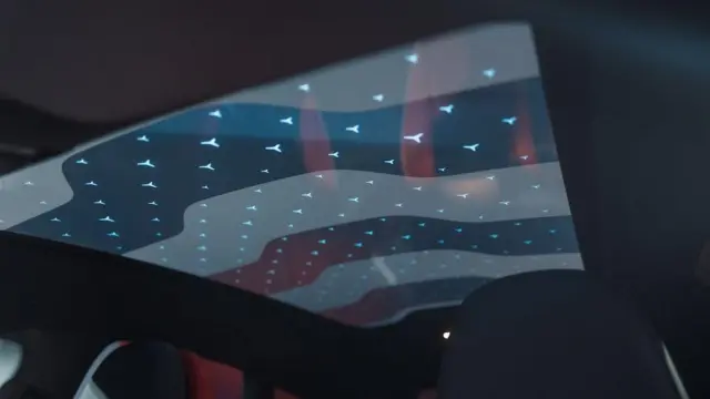 می‌توان میزان شفافیت سقف پانورامیک بنز CLA استیشن را تغییر داد