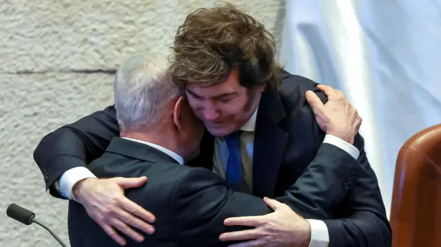 Arjantin lideri Javier Milei'nin, 11 Haziran'da İsrail'in saldırılarına başlamasıda iki gün önce İsrail Parlamentosu'nda Başbakan Netanyahu'ya sarılması.