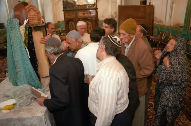 صورة تعود لفبراير من عام 1999 لمجموعة من الرجال اليهود يرتدون الكيباه أثناء الصلاة في كنيس الملا نيسان في أصفهان