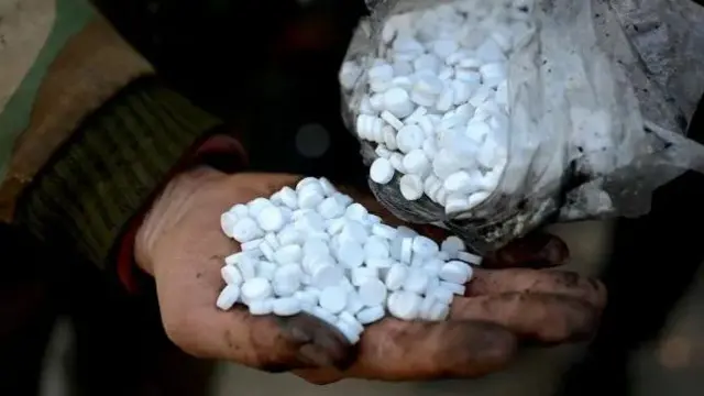 Kantong pil Catpagon ditemukan di selokan.