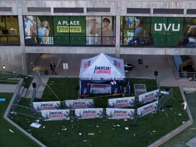 Foto aérea mostra palco após evento onde ocorreu assassinato