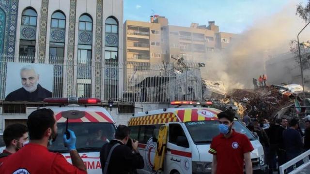 Destruição após ataque a consulado iraniano em Damasco