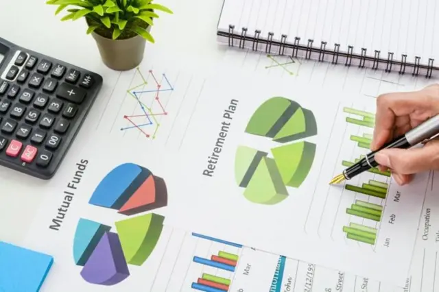 आर्थिक सल्लागार सांगतात की, एकाच गुंतवणूक पर्यायावर जास्त भर देण्यापेक्षा पैसे वेगवेगळ्या साधनांमध्ये विभागून गुंतवणूक करा.