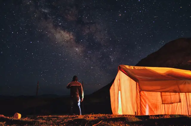 शांत झोप हवी आहे? मग कॅम्पिंगला जा...