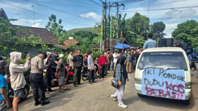 Ratusan orang yang dikomandoi oleh Aliansi Santri Pati untuk Demokrasi (Aspirasi) menggelar aksi unjuk rasa di rumah Ashari yang berada di satu komplek dengan pondok santriwati. 
