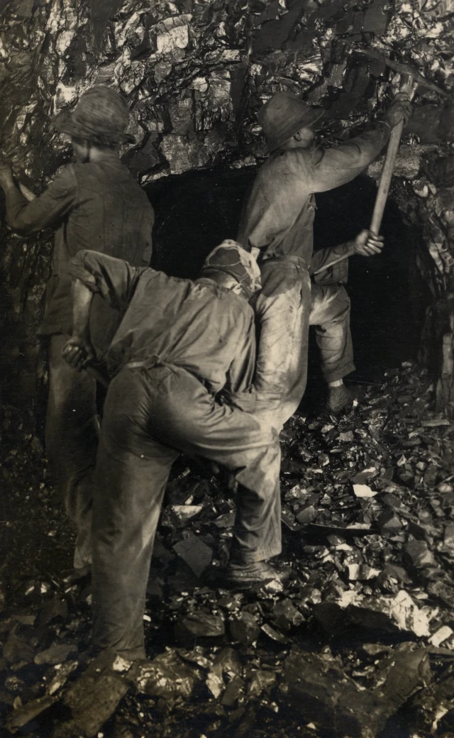 Penambang batu bara di tambang Ombilin, Sawahlunto, sekitar tahun 1928