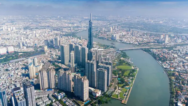 Landmark 81 - tòa nhà chọc trời cao nhất Việt Nam, tại TP HCM - nhìn từ trên cao