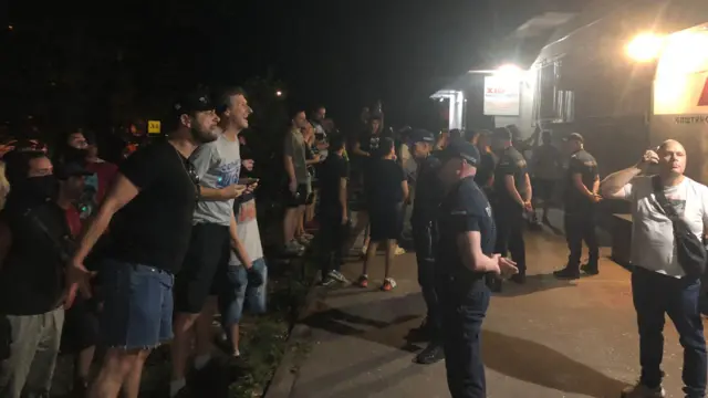 Demonstranti ispred sedišta SNS-a na Novom Beogradu