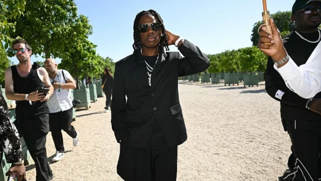 Mawaki Rema kenan ɗan Najeriya da tawagarsa lokacin da suka hallara a bikin kayan ado na Jacquemus a birnin Paris, Faransa.