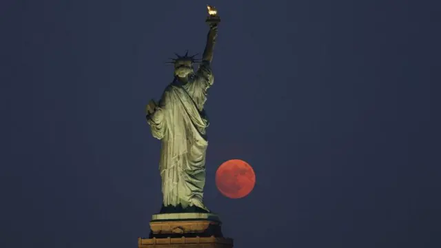 নিউ ইয়র্ক সিটির আইকনিক স্ট্যাটু অব লিবার্টির আকাশে দেখা মেলে বাক মুনের