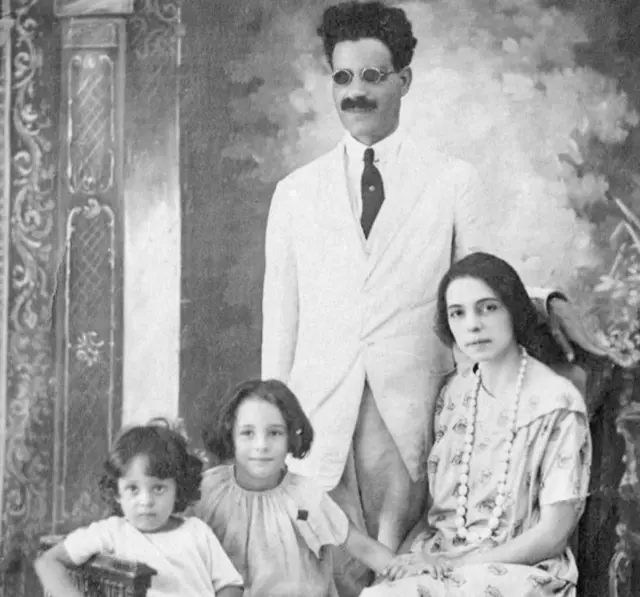 عميد الأدب العربي طه حسين وزوجته سوزان بريسو وابنتهما أمينة وابنهما مؤنس