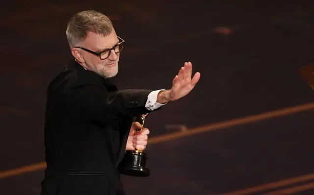 El cineasta estadounidense Paul Thomas Anderson acepta el Óscar a Mejor Guion (Adaptado) por "Una Batalla Tras Otra" en el escenario durante la 98ª ceremonia anual de los Premios de la Academia en el Teatro Dolby en Hollywood, California, el 15 de marzo de 2026. (Foto de Patrick T. Fallon / AFP vía Getty Images)